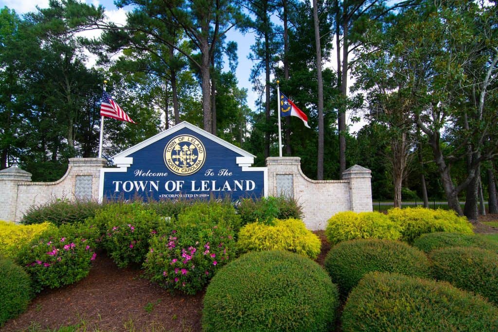 Town of Leland sign